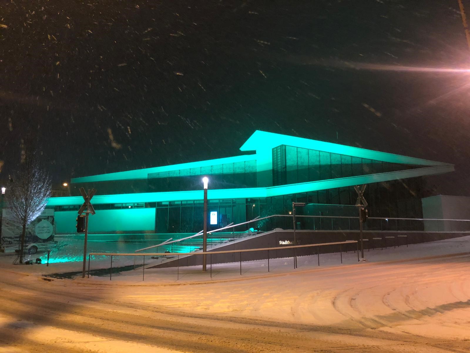 Stadthalle Kinderhospiztag beleuchtet in grün