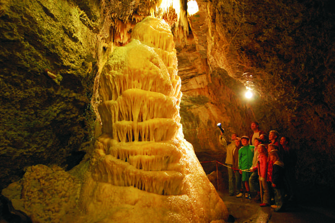 Buchen Besuchergruppe Tropfsteinhöhle klein